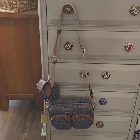 Michael Kors Crossbody bag with attachments, NWT SALE - Picture 3 of 8